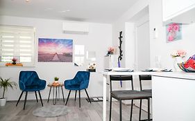 Blue Apartment With Free Parking